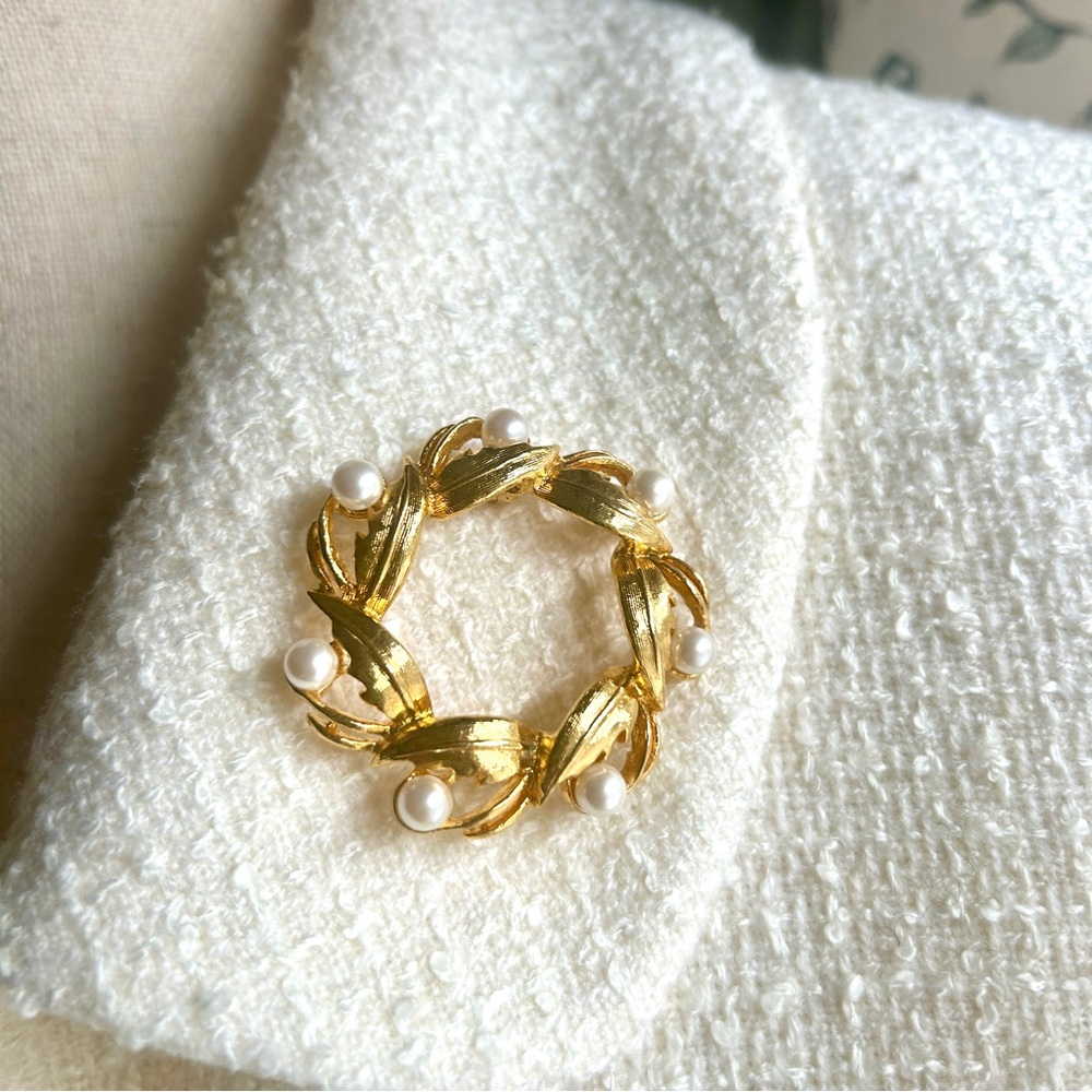 Vintage Napier Faux Pearl Wreath Brooch Goldtone Leaf Pin Classic 80s 90s